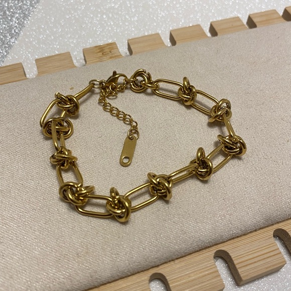 ANOUSHA STATEMENT BRACELET - Picture 10 of 13